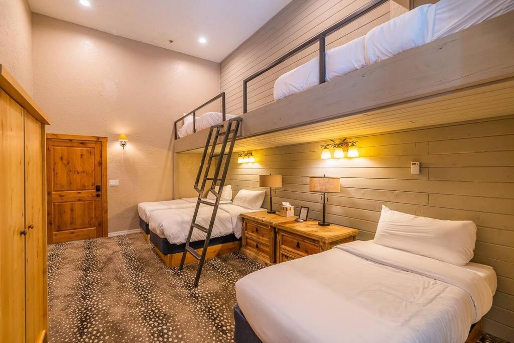 The Black Diamond Lodge *Sleeps 46* Hot Tubs + Ski Shuttle + Mountain Views Durango Exteriör bild